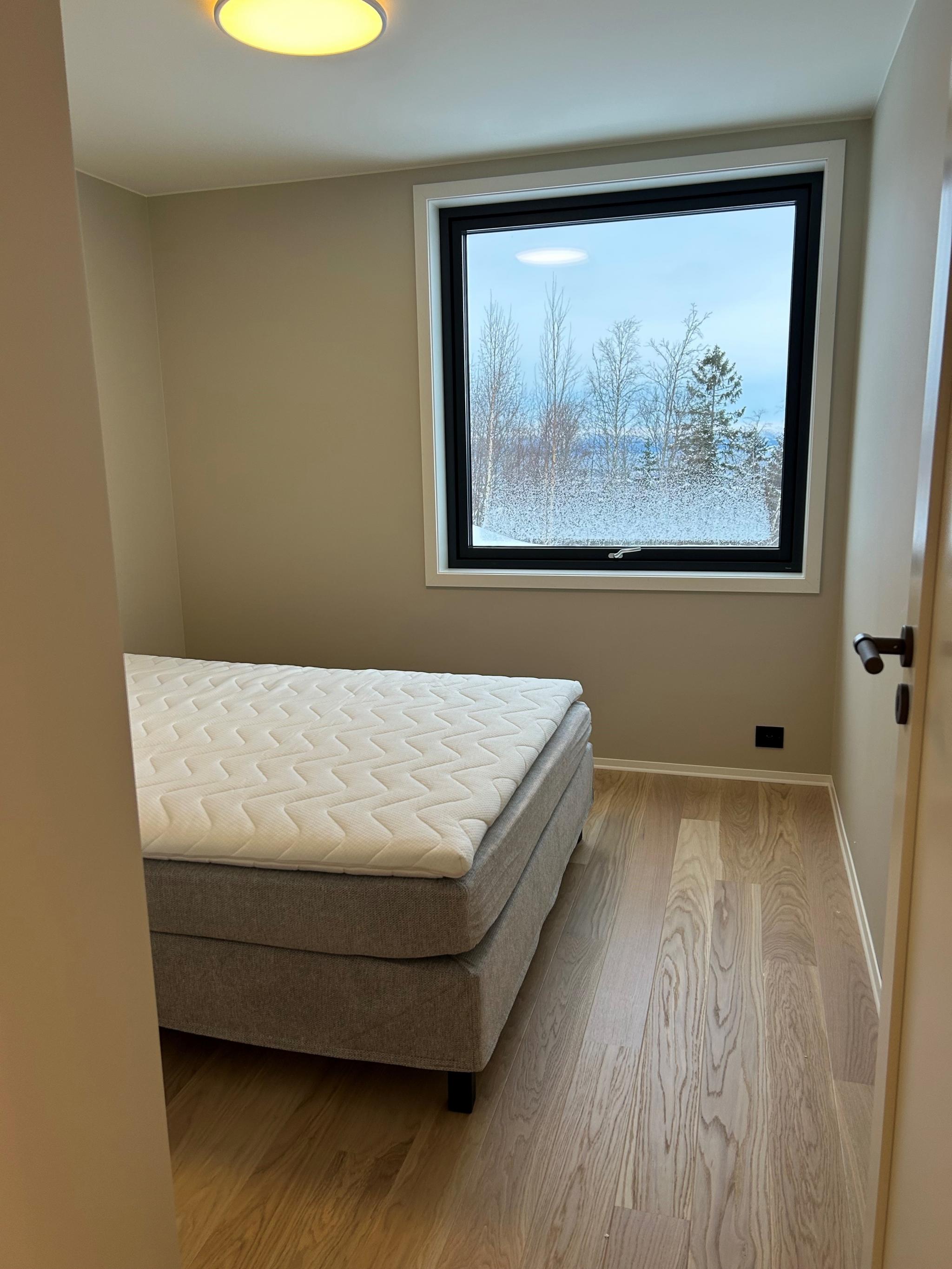 Soverom blir møblert med 150x200 seng og garderobeskap.